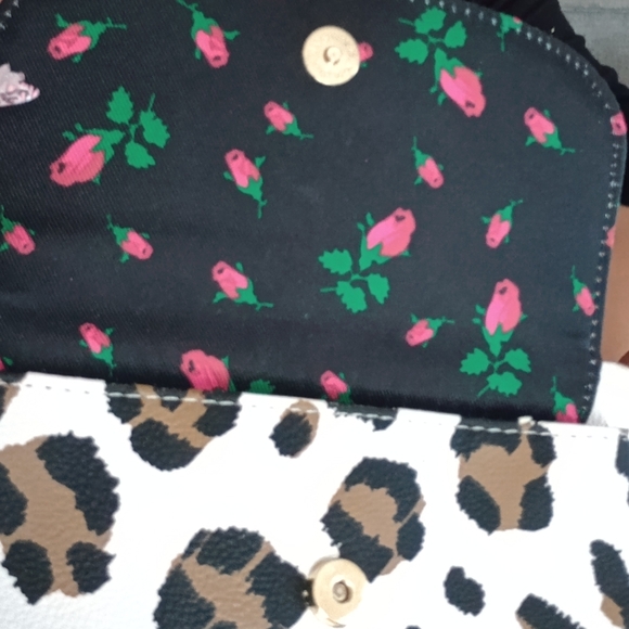 Betsey Johnson Leopard Print Wallet GUC - Picture 7 of 8